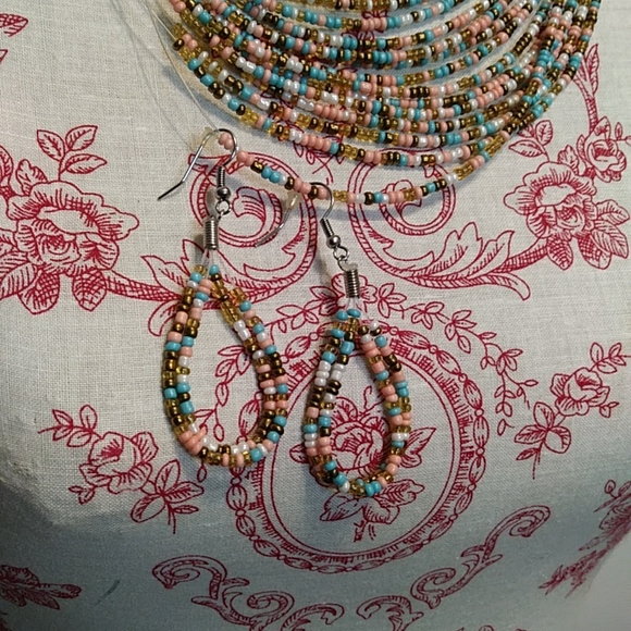 Forever 21 necklace and earrings set - Picture 5 of 6